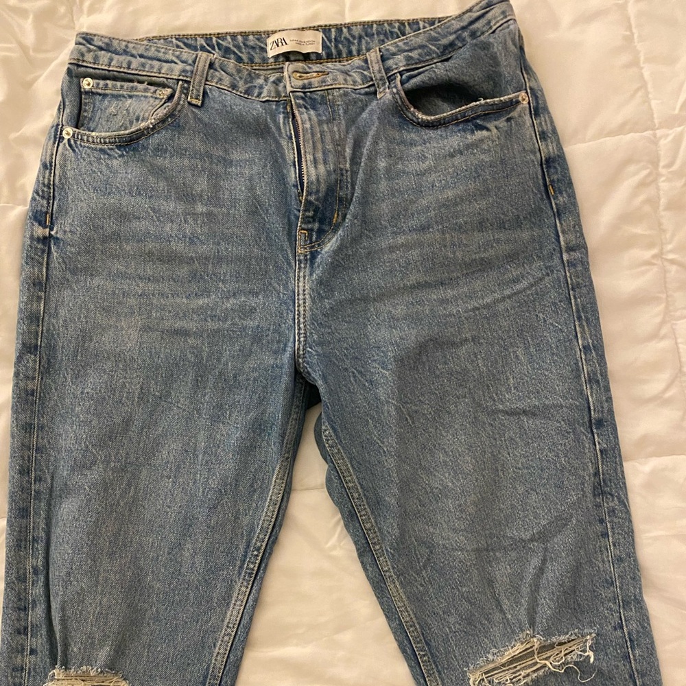 Zara straight leg jeans with distressing in the knees in great condition